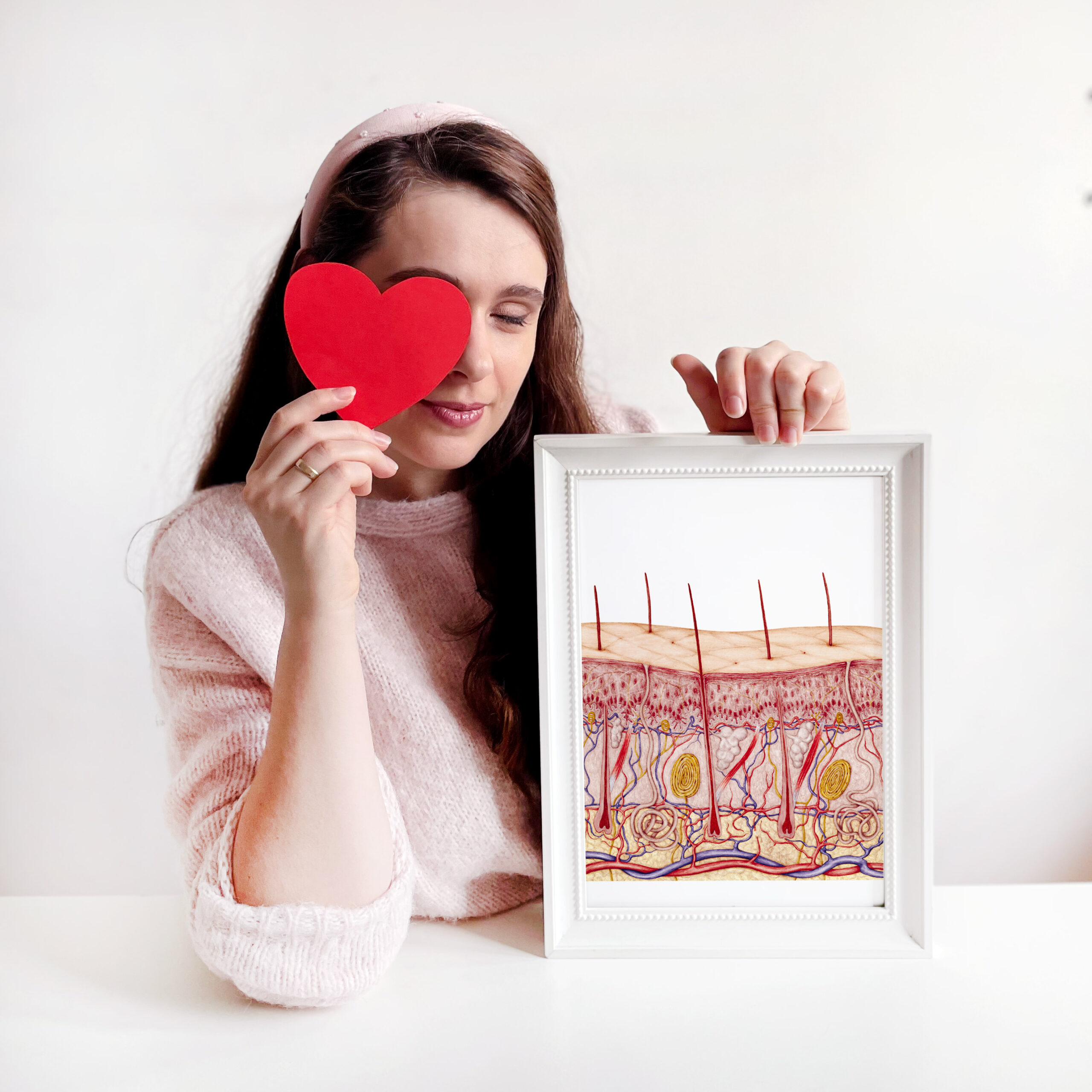 Medyczna rycina na której jest przedstawiona naskórek, skóra właściwa oraz tkanka podskórna