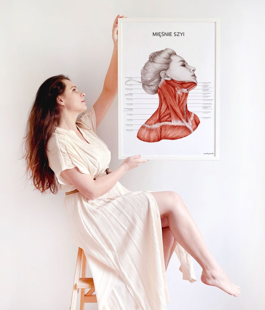 Marta Pawelec, ilustratorka medyczna, trzyma oprawiony plakat „Mięśnie szyi”
